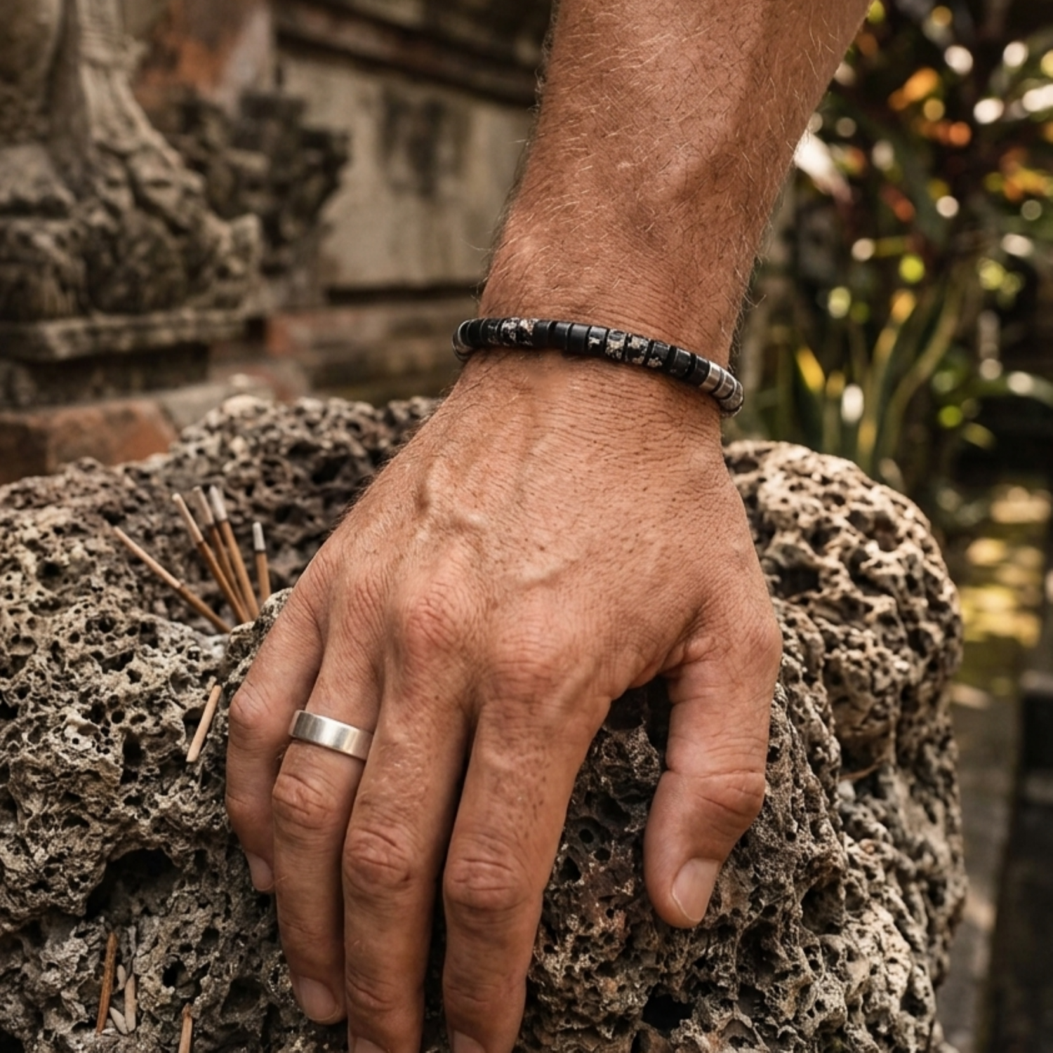 Alternative view of Bracelet acier perles heishi 6mm jaspe noir impérial