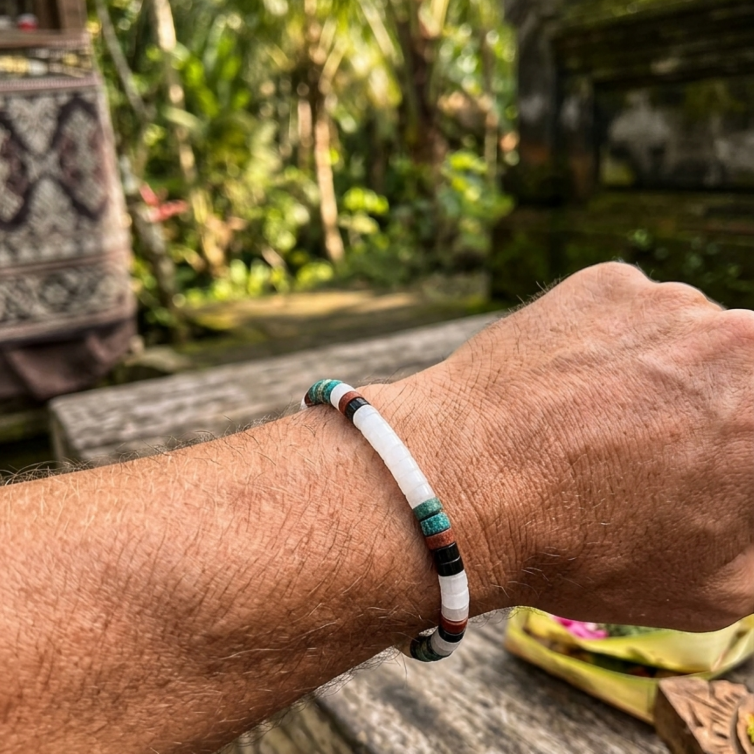 Alternative view of Bracelet perles heishi  jaspe blanc rouge agate noir