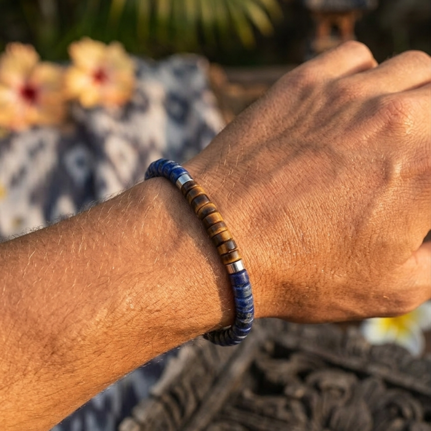 Alternative view of Bracelet chakra perles heishi lapis lazuli œil de tigre