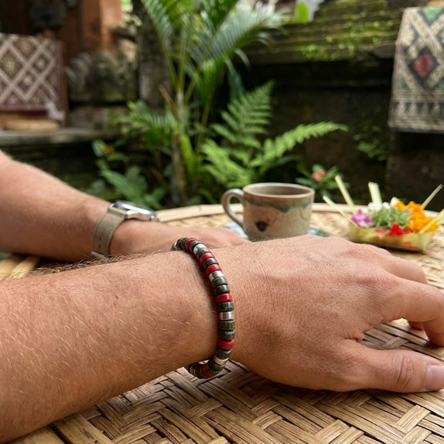 Alternative view of Bracelet perles heishi jaspe rouge et jaspe sang de dragon