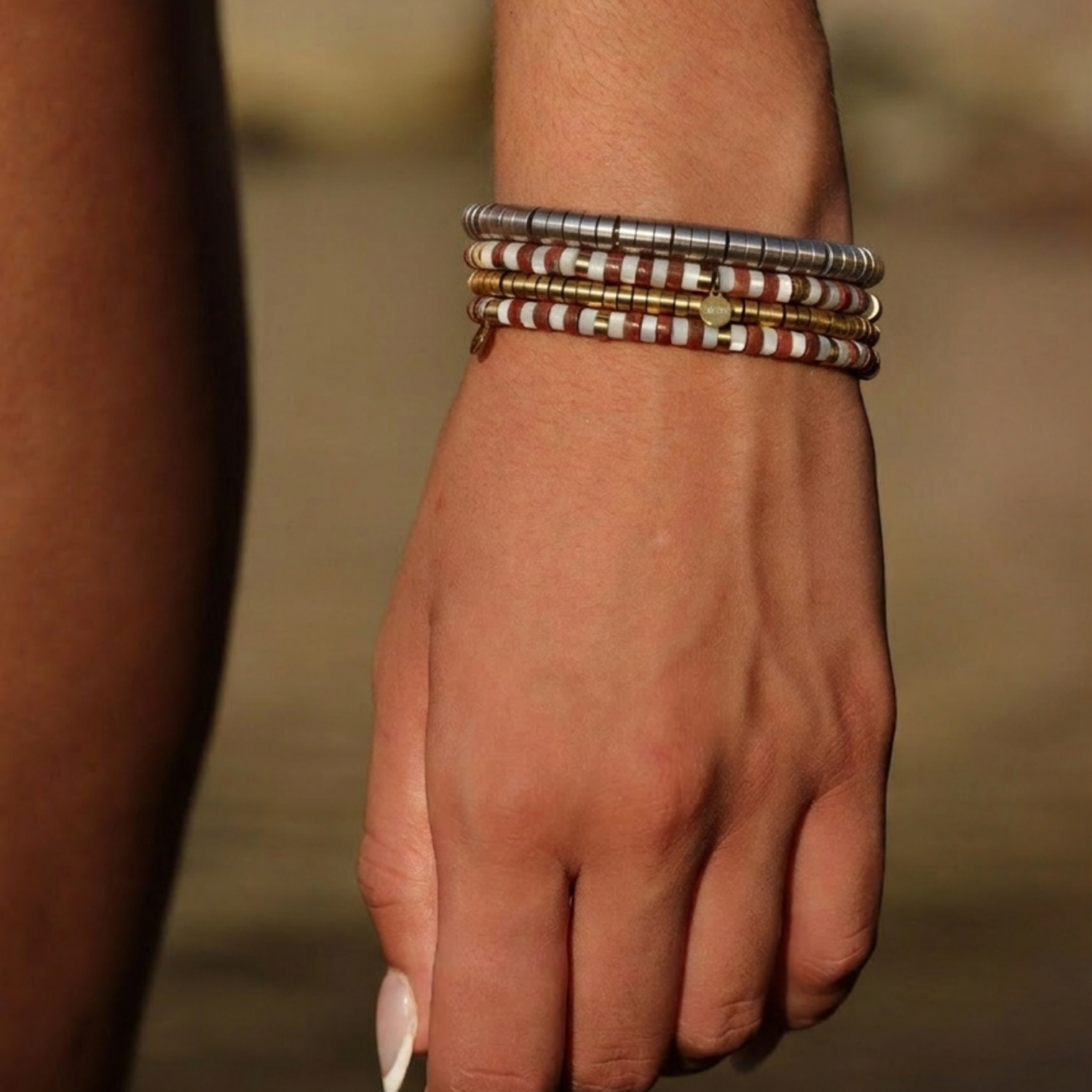 Alternative view of Bracelet perles heishi 4 mm en acier argenté