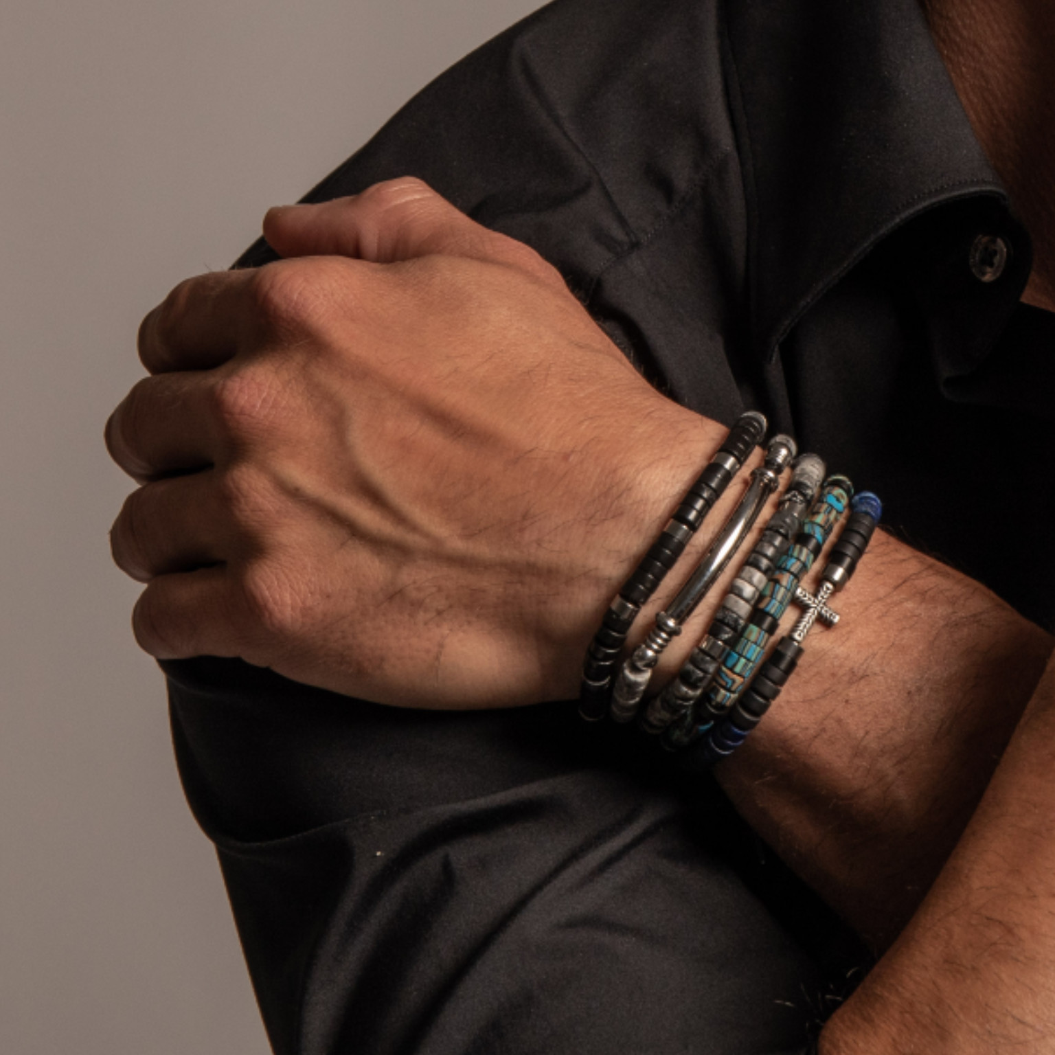 bracelet homme perles heishi en fimo bleu canard et noir